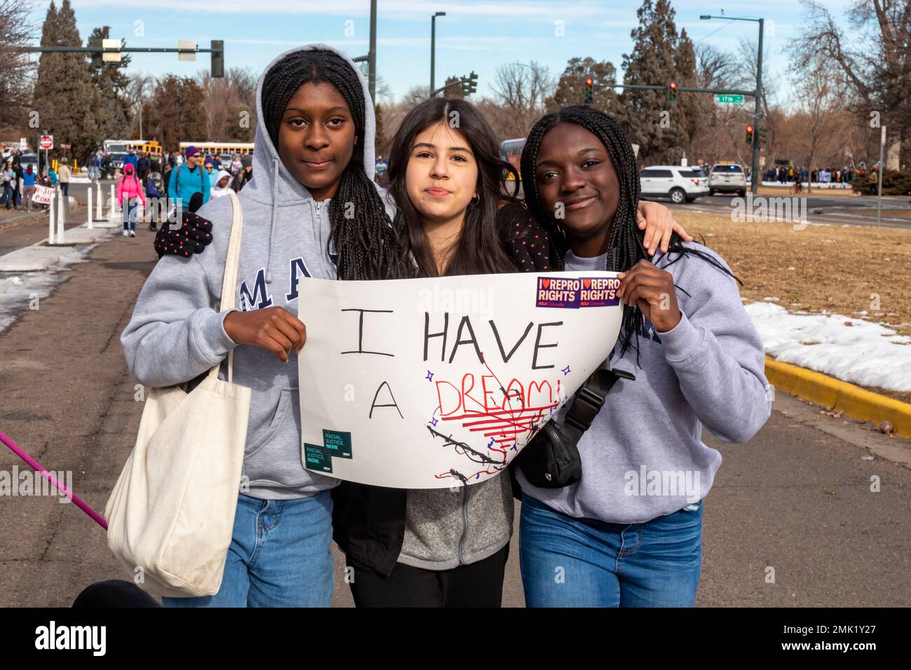 Denver, Colorado - die jährliche Martin Luther King Day Marade (märz + Parade). Drei junge Frauen tragen ein "Ich habe einen Traum" -Schild. Stockfoto