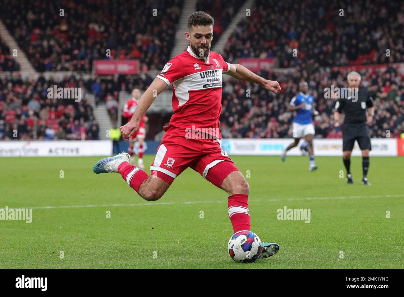 Tommy Smith #14 von Middlesbrough peitscht während des Sky Bet Championship-Spiels Middlesbrough vs Watford im Riverside Stadium, Middlesbrough, Großbritannien, 28. Januar 2023 (Foto: James Heaton/News Images) Stockfoto