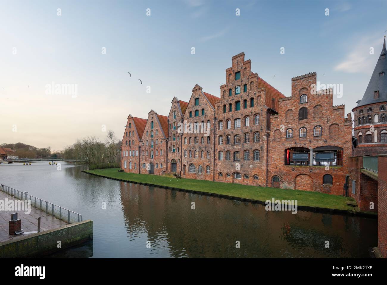 Salzspeicher-Gebäude am Trave River - Lübeck, Deutschland Stockfoto