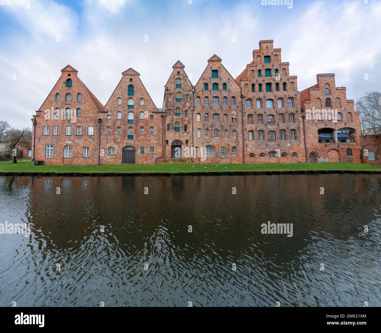 Salzspeicher-Gebäude am Trave River - Lübeck, Deutschland Stockfoto