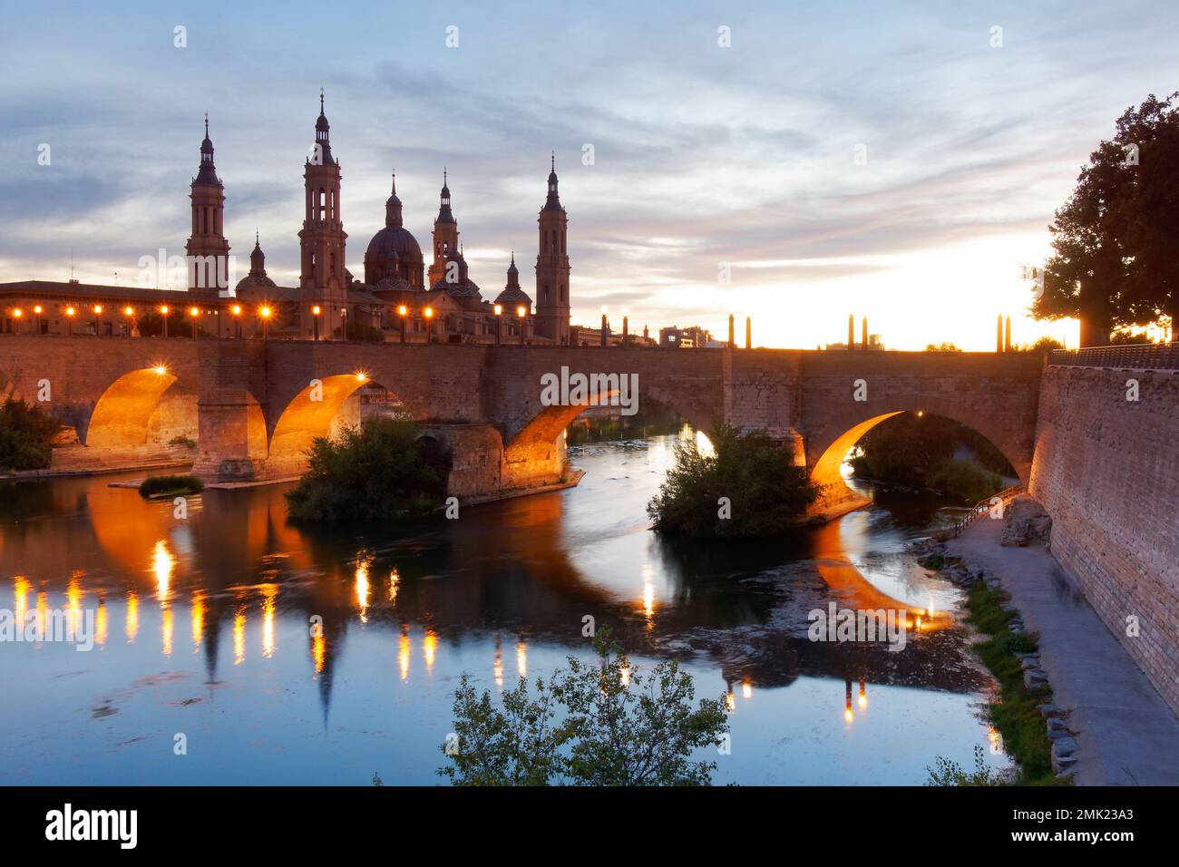 Saragossa im magischen Licht und Bardenas reales - eine Landschaft von einem anderen Stern Stockfoto