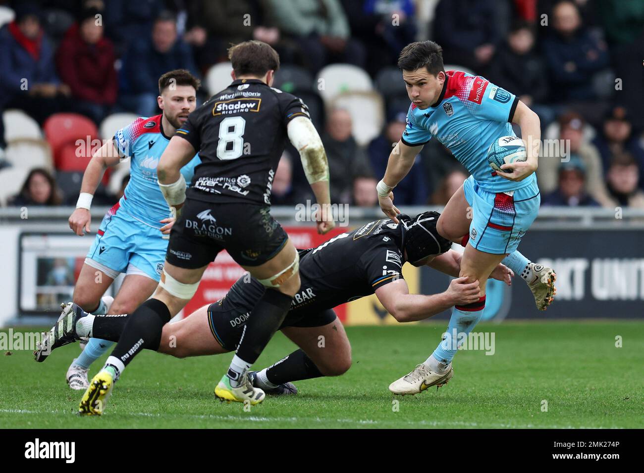 Newport, Großbritannien. 28. Januar 2023. Sam Johnson von Glasgow Warriors (r) wird angegriffen. United Rugby Championship, Dragons gegen Glasgow Warriors bei der Rodney Parade in Newport am Samstag, den 28. Januar 2023. Bild von Andrew Orchard/Andrew Orchard Sportfotografie/Alamy Live News Kredit: Andrew Orchard Sportfotografie/Alamy Live News Stockfoto