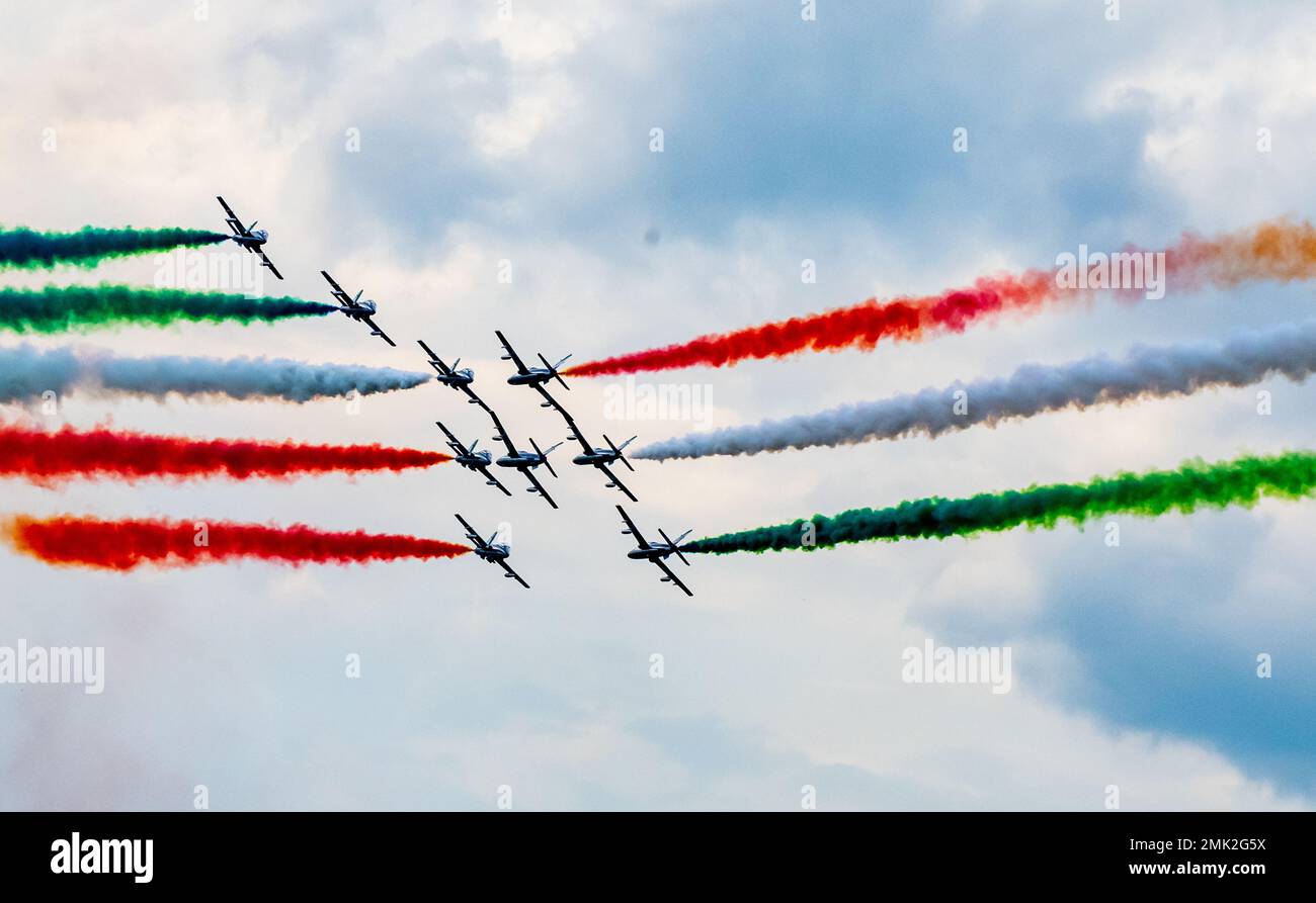 Neun Trainingsflugzeuge der italienischen Luftwaffe MB-339 des Kunstflugteams Freece Tricolori fliegen während einer Flugdemonstration auf der Airpower 22 in Zeltweg, Österreich, am 3. September 2022 in Formation. Diese multinationale Veranstaltung stellte über 275.000 Zuschauern aus der ganzen Welt die Fähigkeiten von über 20 Nationen vor und bot der US-Luftwaffe die Gelegenheit, internationale Partnerschaften weiter zu stärken. Stockfoto