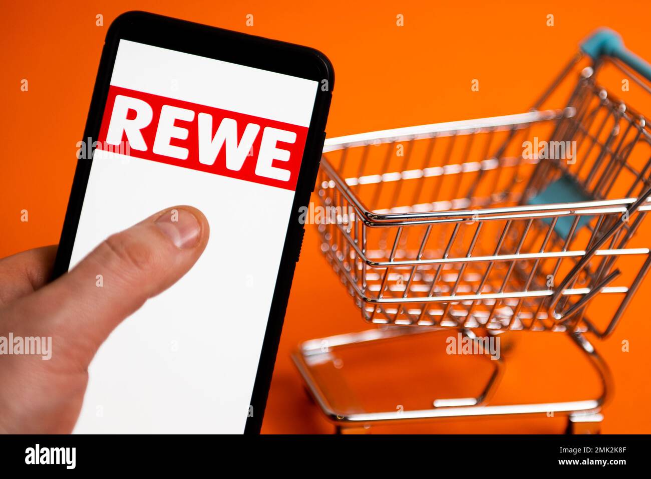 Polen. 23. Januar 2023. In dieser Abbildung wird ein REWE-Logo auf einem Smartphone angezeigt. (Foto: Mateusz Slodkowski/SOPA Images/Sipa USA) Guthaben: SIPA USA/Alamy Live News Stockfoto