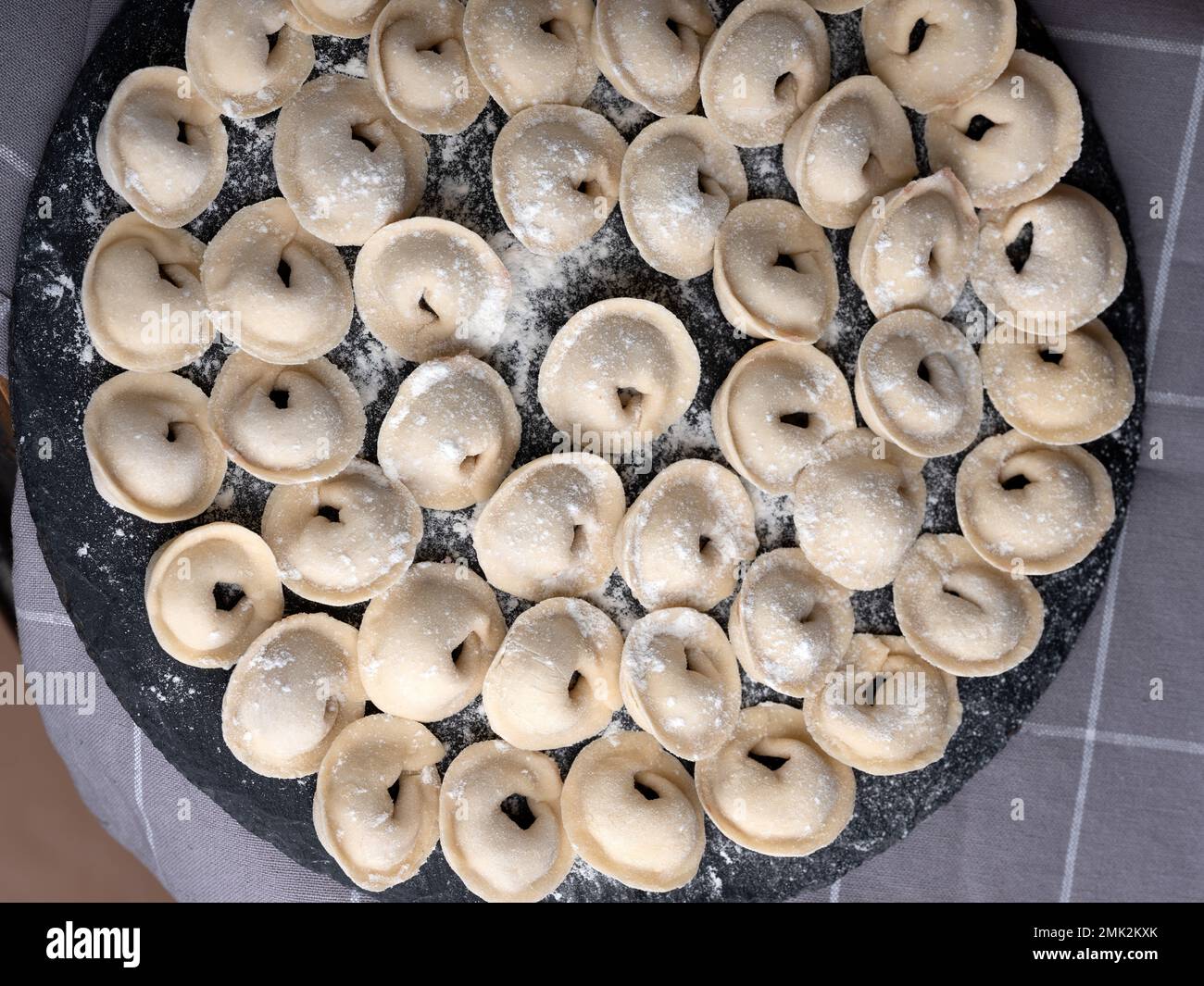 Studio-Aufnahme von handgefertigten russischen Knödeln (Pelmeni) — traditionelle Lebensmittelkunst in einer sauberen, minimalen Umgebung. Stockfoto