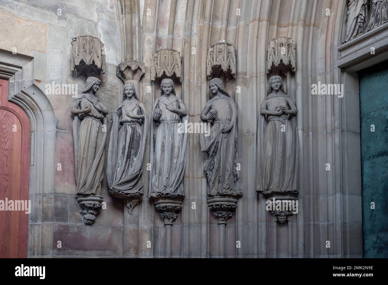 Fünf kluge Jungfrauen zeigen ihre Freudenskulpturen im Inneren des Magdeburger Doms - Magdeburg, Deutschland Stockfoto