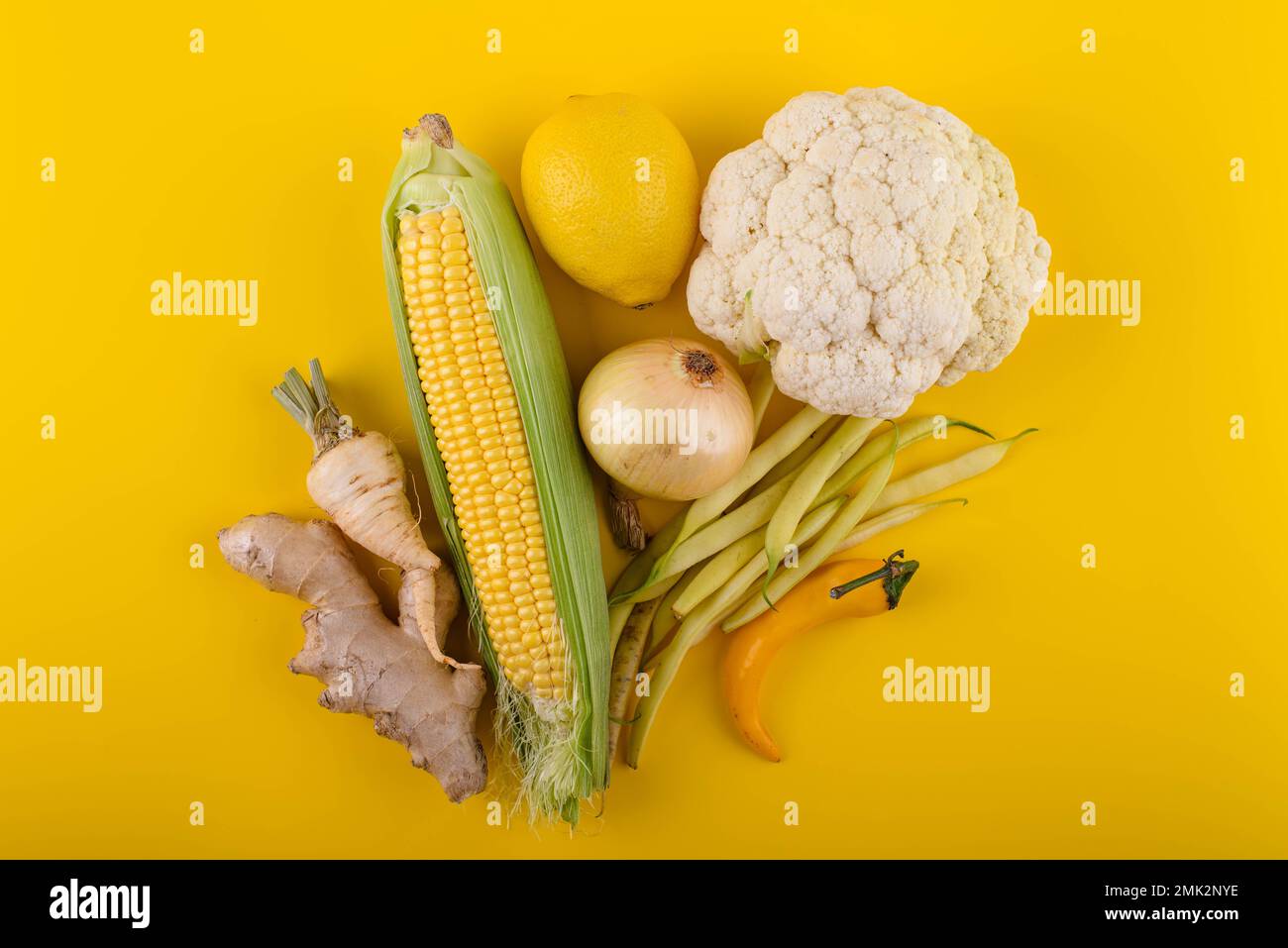 Set aus gelben Gemüse und Früchten Stockfoto