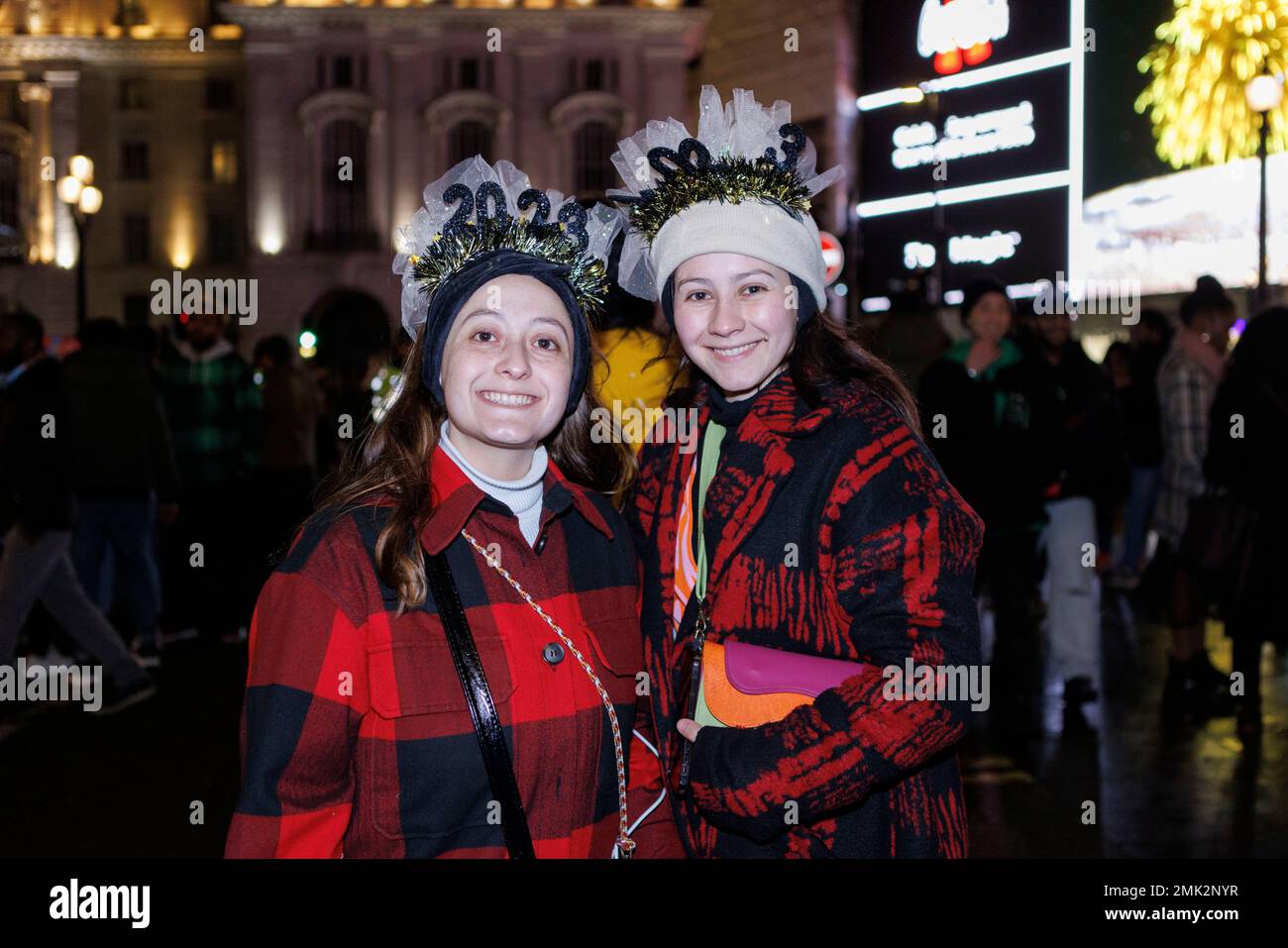 Vor dem Silvesterfest in London treffen sich die Menschenmassen am Piccadilly Circus. Aufnahme am 31. Dezember 2022. © Belinda Jiao j. Stockfoto