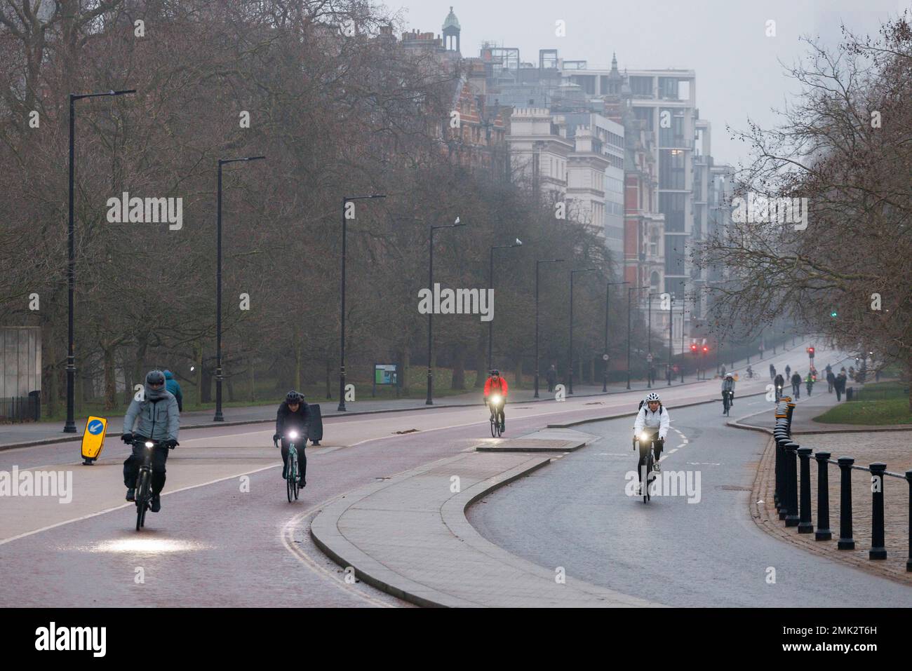 Heftiger Nebel steigt heute Morgen in London ab. Abbildung: Radfahrer radeln durch dichten Nebel im Hyde Park, London. Aufnahme am 25. Januar 2023. © Belinda Ji Stockfoto