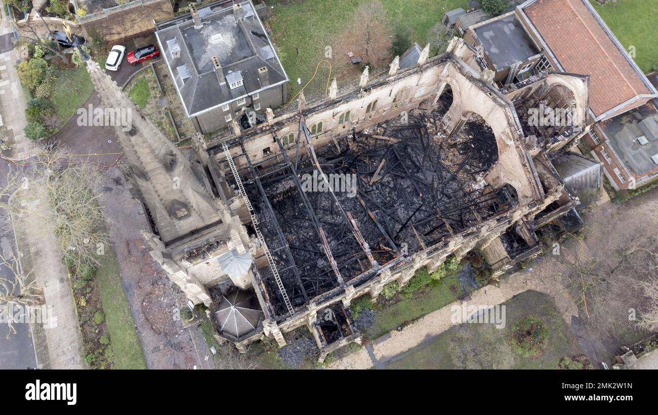 Aus der Vogelperspektive auf St. Markuskirche um St. John's Wood heute Nachmittag, nach einem massiven Feuer, das in den frühen Morgenstunden durch die Decke brannte. Stockfoto