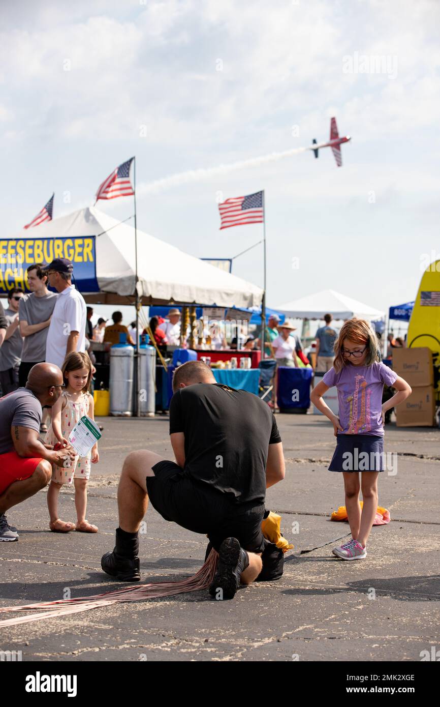 Das Fallschirmteam der US-Armee, die Golden Knights, interagieren mit der Öffentlichkeit und lehren Kinder, Fallschirme während der Kansas City Air Show am 3. September 2022 in New Century, Kansas, umzupacken. Stockfoto