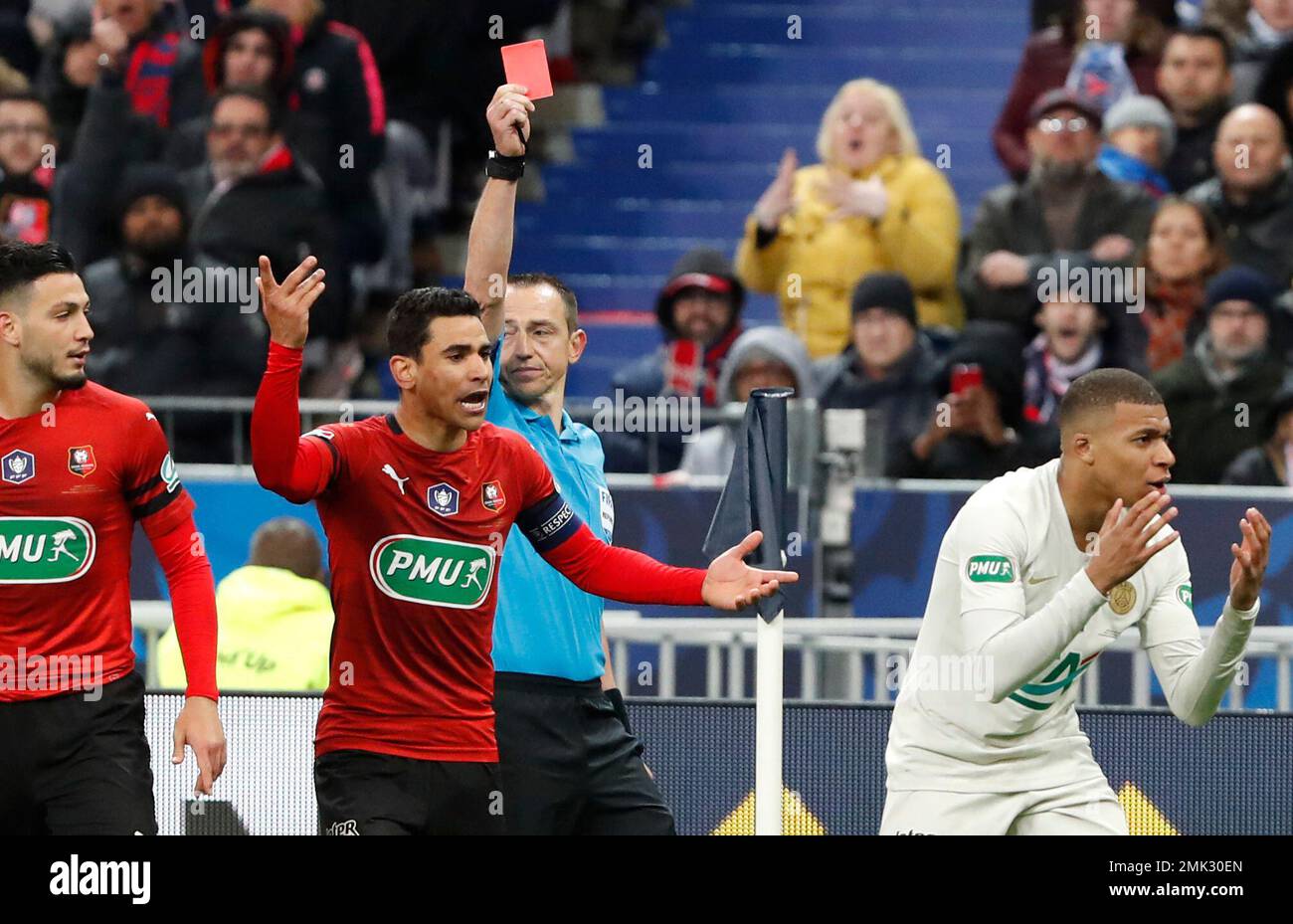 PSG's Kylian Mbappe, right, reacts after receiving a red card during the French Cup soccer final between Rennes and Paris Saint Germain at the Stade de France stadium in Saint-Denis, outside Paris, France, Saturday, April 27, 2019. (AP Photo/Thibault Camus) Stockfoto