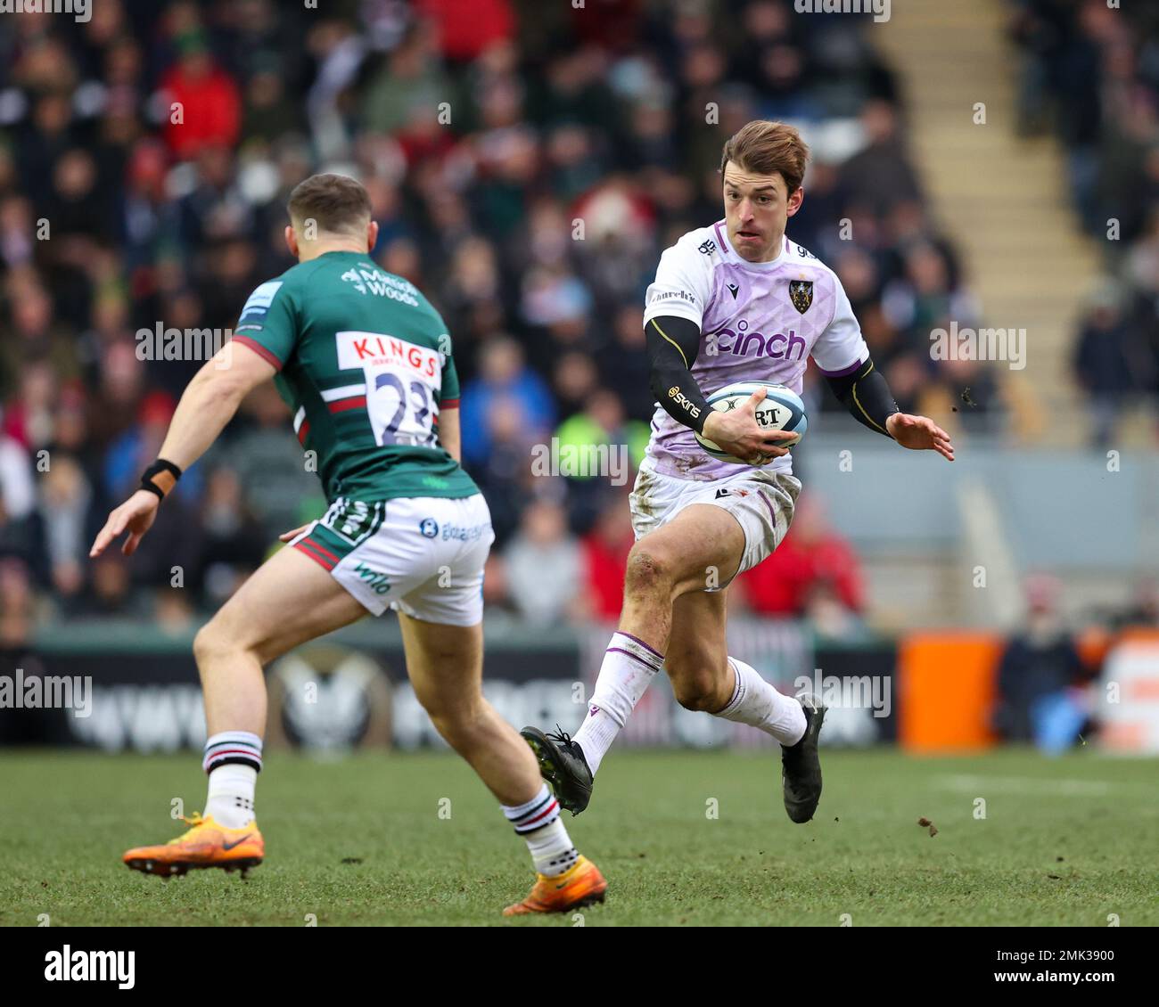 Leicester, Großbritannien. 28. Januar 2023. James Ramm von Northampton Saints läuft auf die Herausforderung von Harry Simmons von Leicester Tigers während des Gallagher-Premiership-Spiels Leicester Tigers vs Northampton Saints in Mattioli Woods Welford Road, Leicester, Vereinigtes Königreich, 28. Januar 2023 2023 (Foto von Nick Browning/News Images) in Leicester, Vereinigtes Königreich, am 1. Januar 28. (Foto von Nick Browning/News Images/Sipa USA) Guthaben: SIPA USA/Alamy Live News Stockfoto