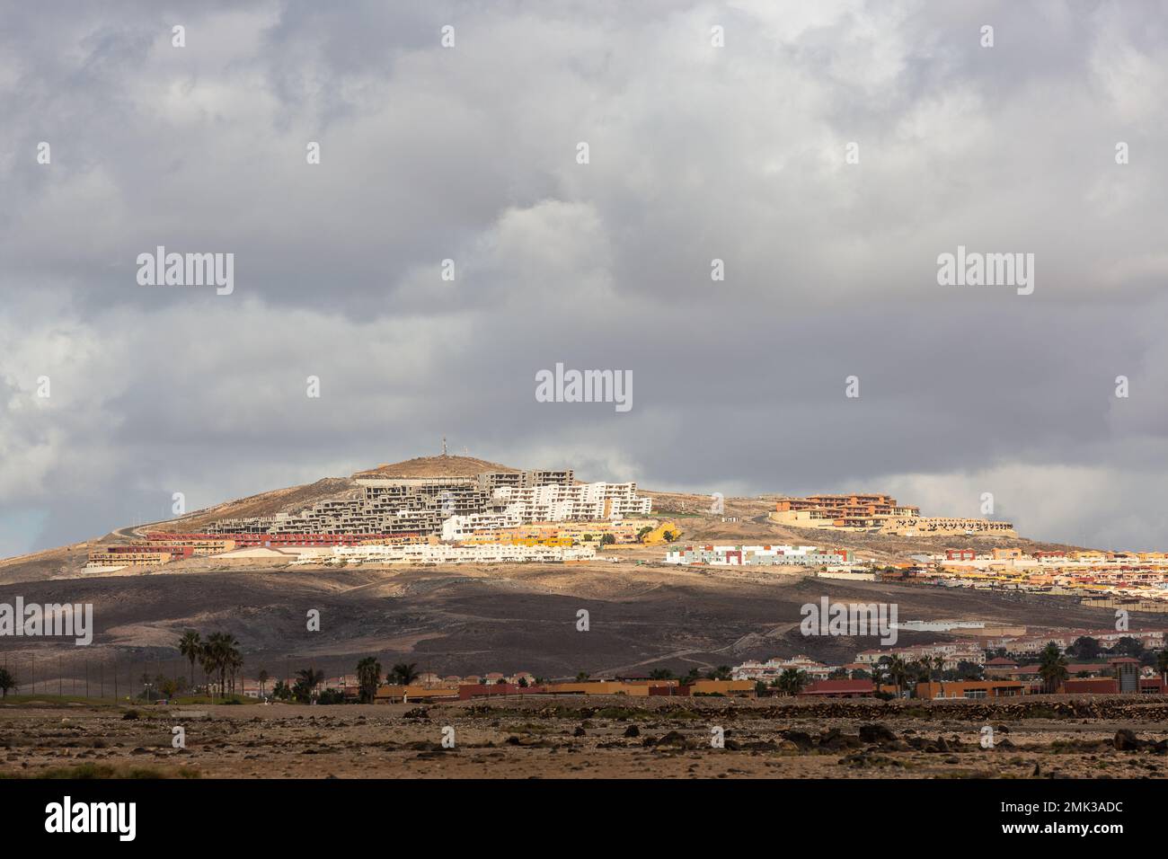 Baustellen verlassener Hotelkomplexe nach der Finanzkrise. Hügel, bewölkter Himmel. Stockfoto