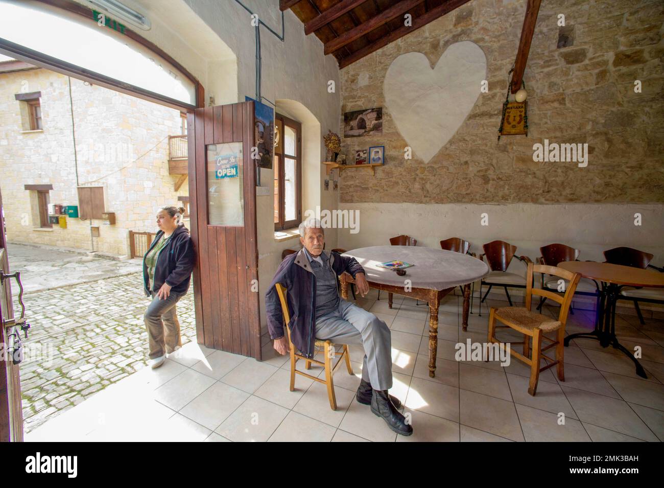 Im Café in Anogyra Stockfoto
