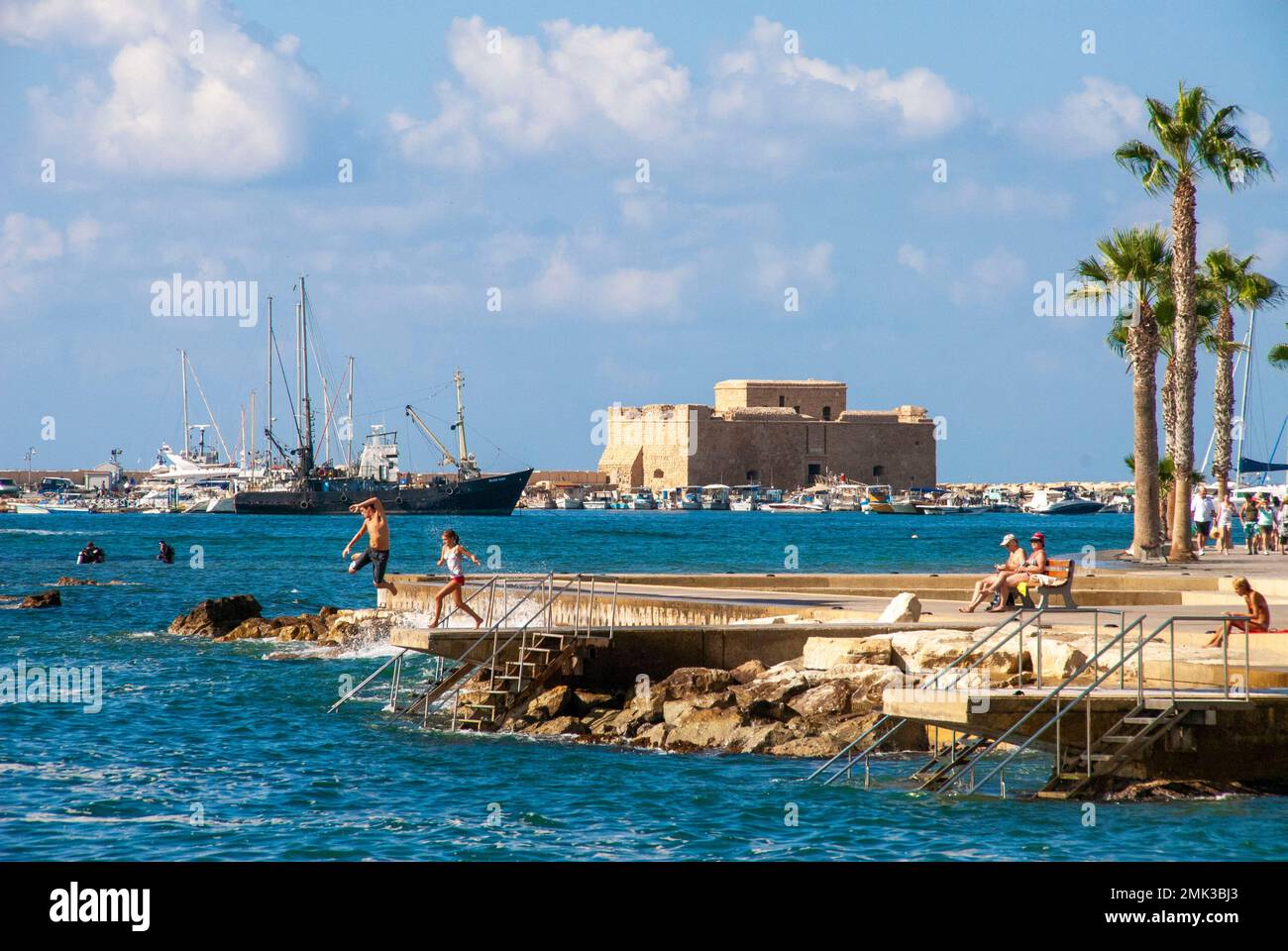 Badewetter im Hafen von Pafos. | Strandwetter im Hafen von Pafos. Stockfoto