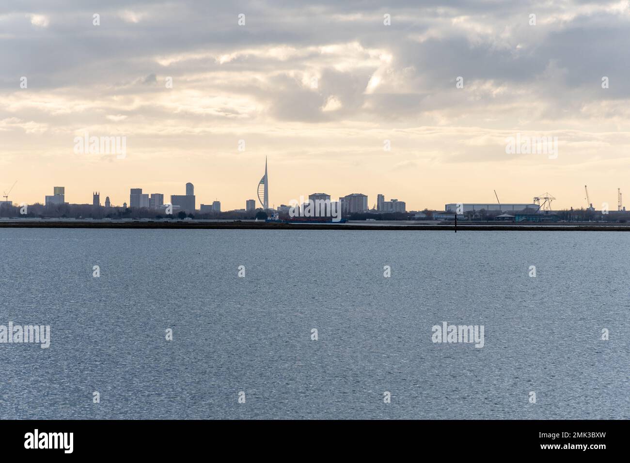 Blick auf die Skyline von Portsmouth über Langstone Harbour, Hampshire, England, Großbritannien Stockfoto
