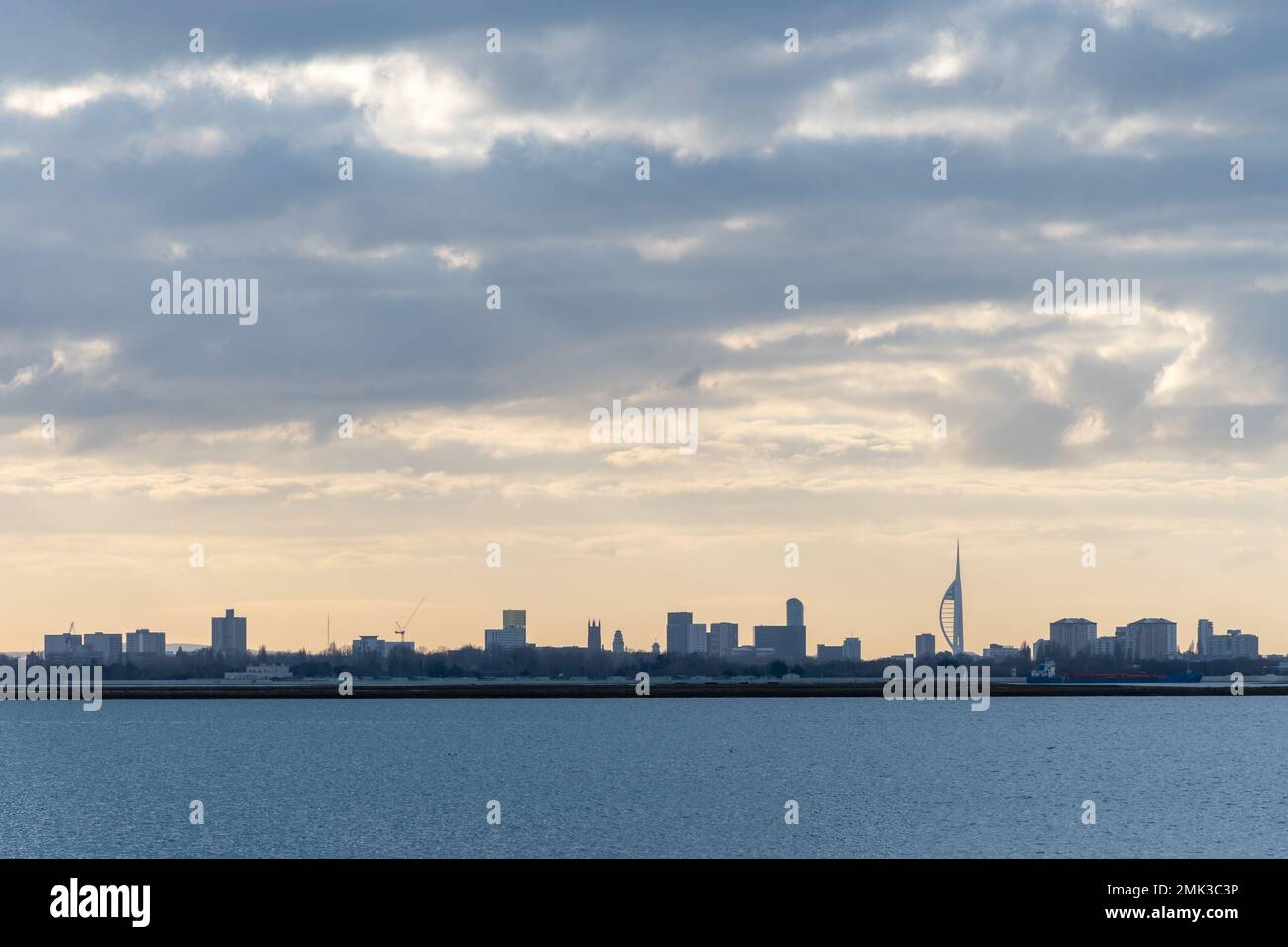 Blick auf die Skyline von Portsmouth über Langstone Harbour, Hampshire, England, Großbritannien Stockfoto