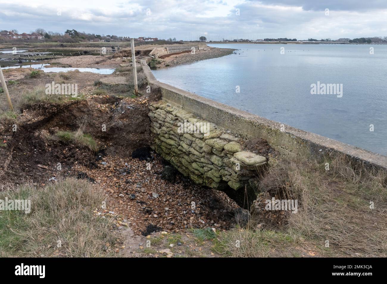 Die Küstenerosion verursachte 2020 einen Bruch der Ufermauer und den Verlust des Fußwegs Langstone Harbour im Southmoor Nature Reserve, Hampshire, England, Großbritannien Stockfoto