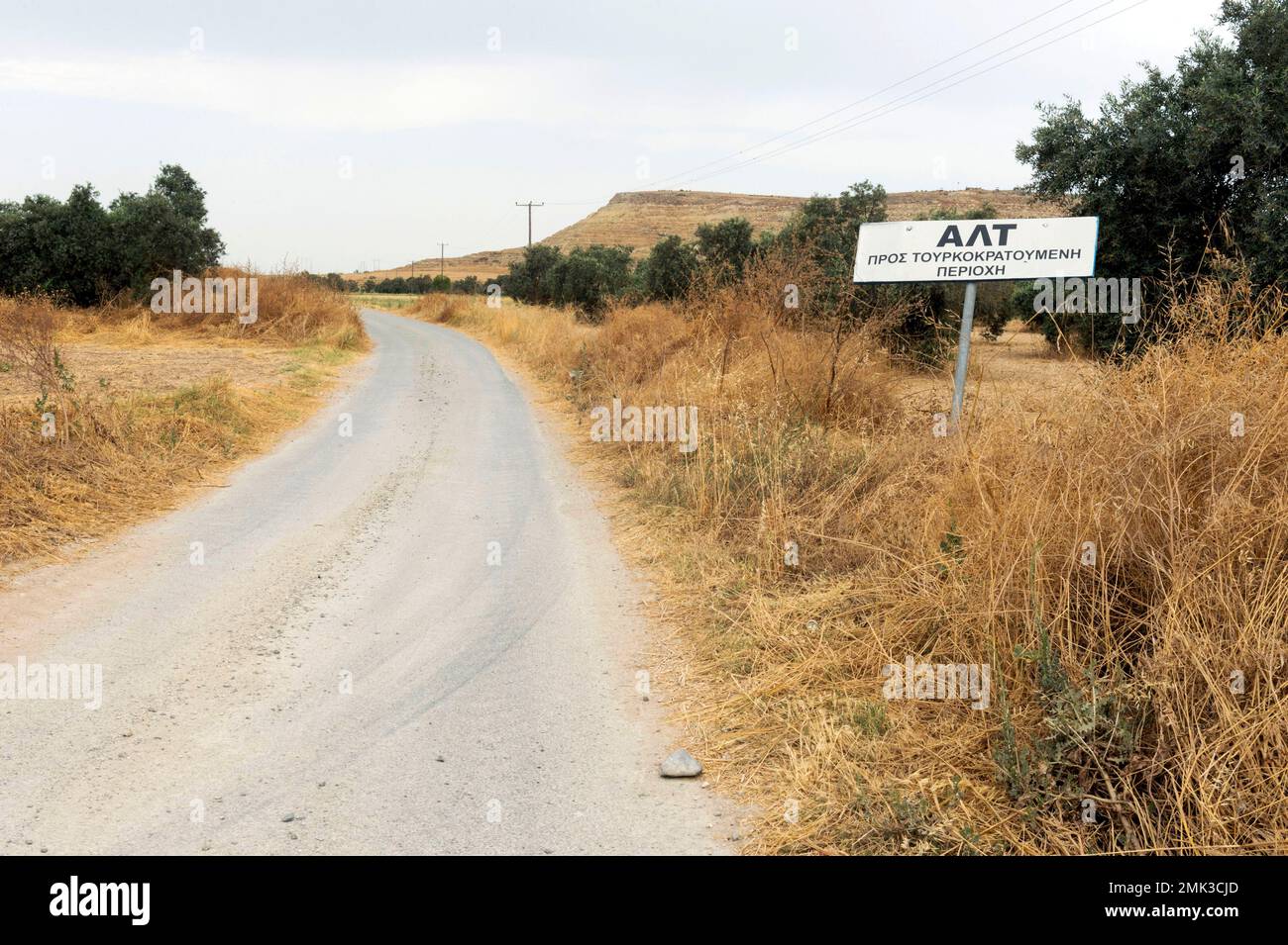 Schild an der grünen Linie nahe Athienou. Türkisch besetzter Teil beginnt Stockfoto