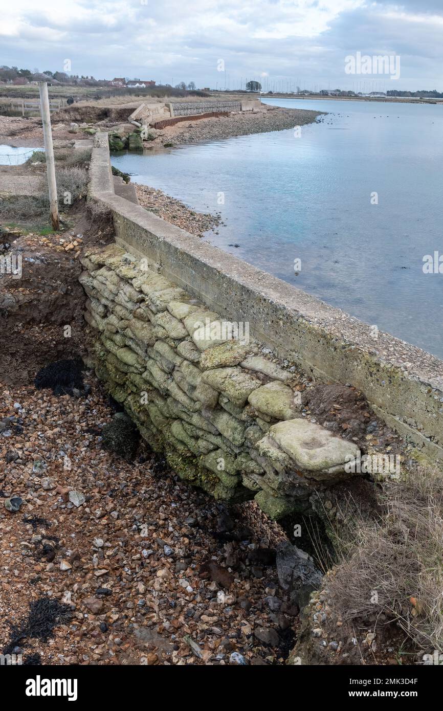 Die Küstenerosion verursachte 2020 einen Bruch der Ufermauer und den Verlust des Fußwegs Langstone Harbour im Southmoor Nature Reserve, Hampshire, England, Großbritannien Stockfoto