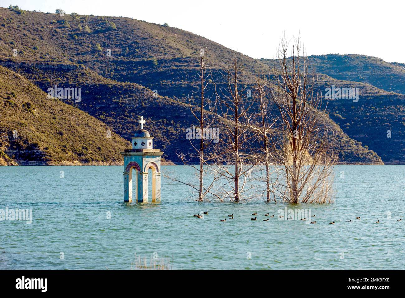 Nur der Kirchturm von Alassa blickt immer noch aus dem Wasser des Kouris-Reservoirs. Stockfoto