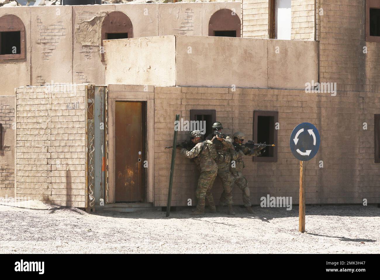 FORT IRWIN, Kalifornien – Soldaten der US-Armee aus dem 11. Armored Cavalry Regiment stapeln sich neben einem Gebäude, das sie betreten und während einer Demonstration militärischer Fähigkeiten für Mitglieder der Öffentlichkeit löschen möchten 2. September 2022 in Razish, National Training Center in Fort Irwin, Kalif. Die Truppen demonstrierten während einer Führung durch das Nationale Ausbildungszentrum Kampfeinsätze wie Reaktion auf Kontakt, militärische Operationen in städtischem Gelände (MOUT) und medizinische Behandlungs- und Evakuierungsfähigkeiten für Besucher der Öffentlichkeit. Stockfoto