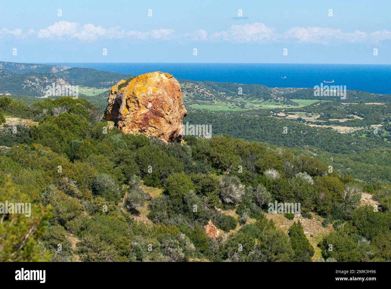 Die rot-gelben Felsen liegen am Fuße der Pentadaktylos Mountains auf der Halbinsel Karpasia Stockfoto