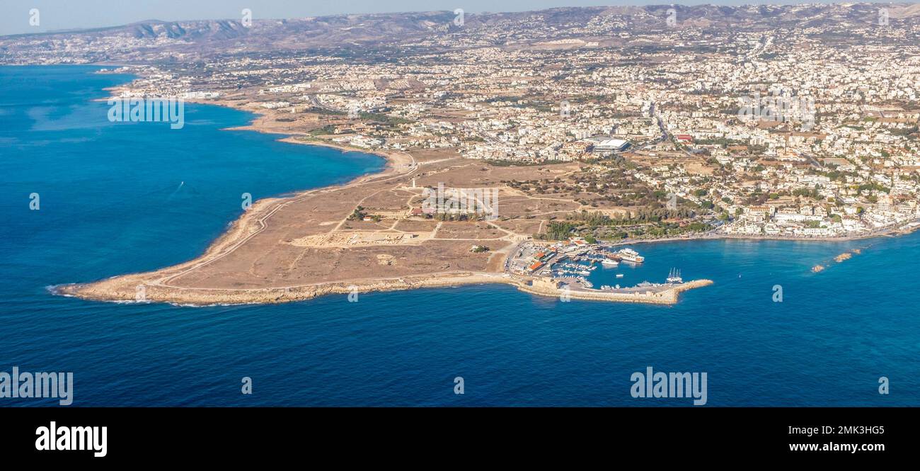 Blick über Pafos. Auf der Halbinsel hinter dem Hafen befindet sich der Archäologische Park mit seinen berühmten Mosaiken antiker römischer Villen. Stockfoto