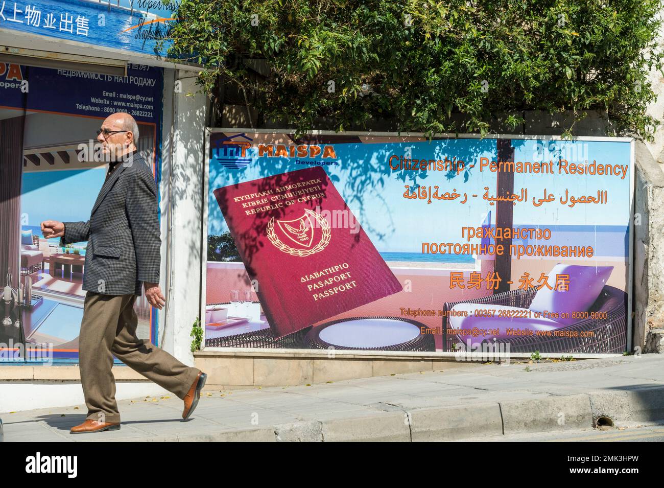 Angebot für Golden Passport in einer Straße in Pafos Stockfoto