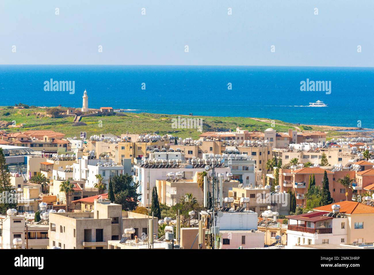 Blick auf den Acheologischen Park und den Leuchtturm von Pafos Stockfoto