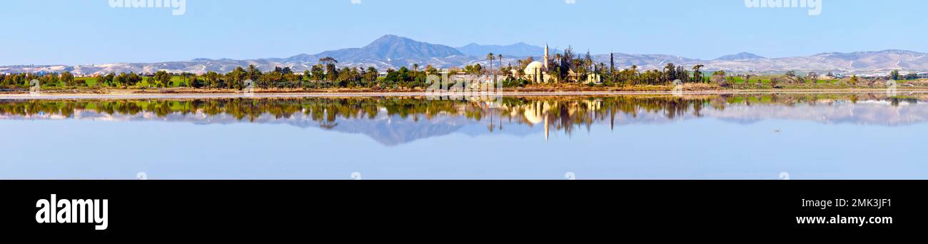 Larnaca Salzsee mit Hala Sultan Tekke Moschee und Stavrovouni Mountain, der Salzsee in Larnaka mit der Hala Sultan Tekke Moschee und dem Stavrovouni Stockfoto