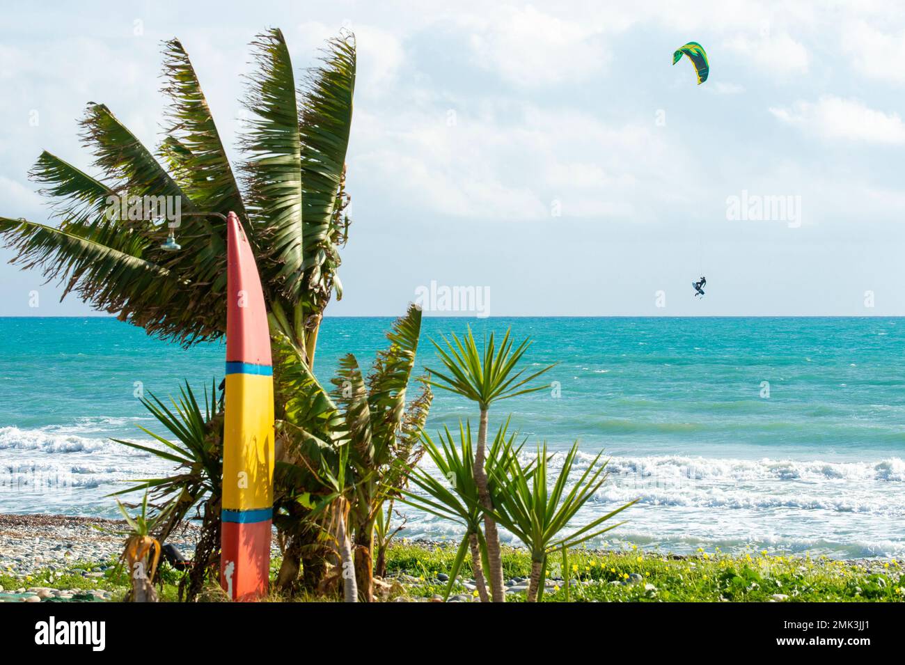 Der Strand Softádes in der Nähe von Mazotós (15 km von Lárnaka entfernt) wird von der Kitesurfgemeinde „The Spot“ genannt. Stockfoto