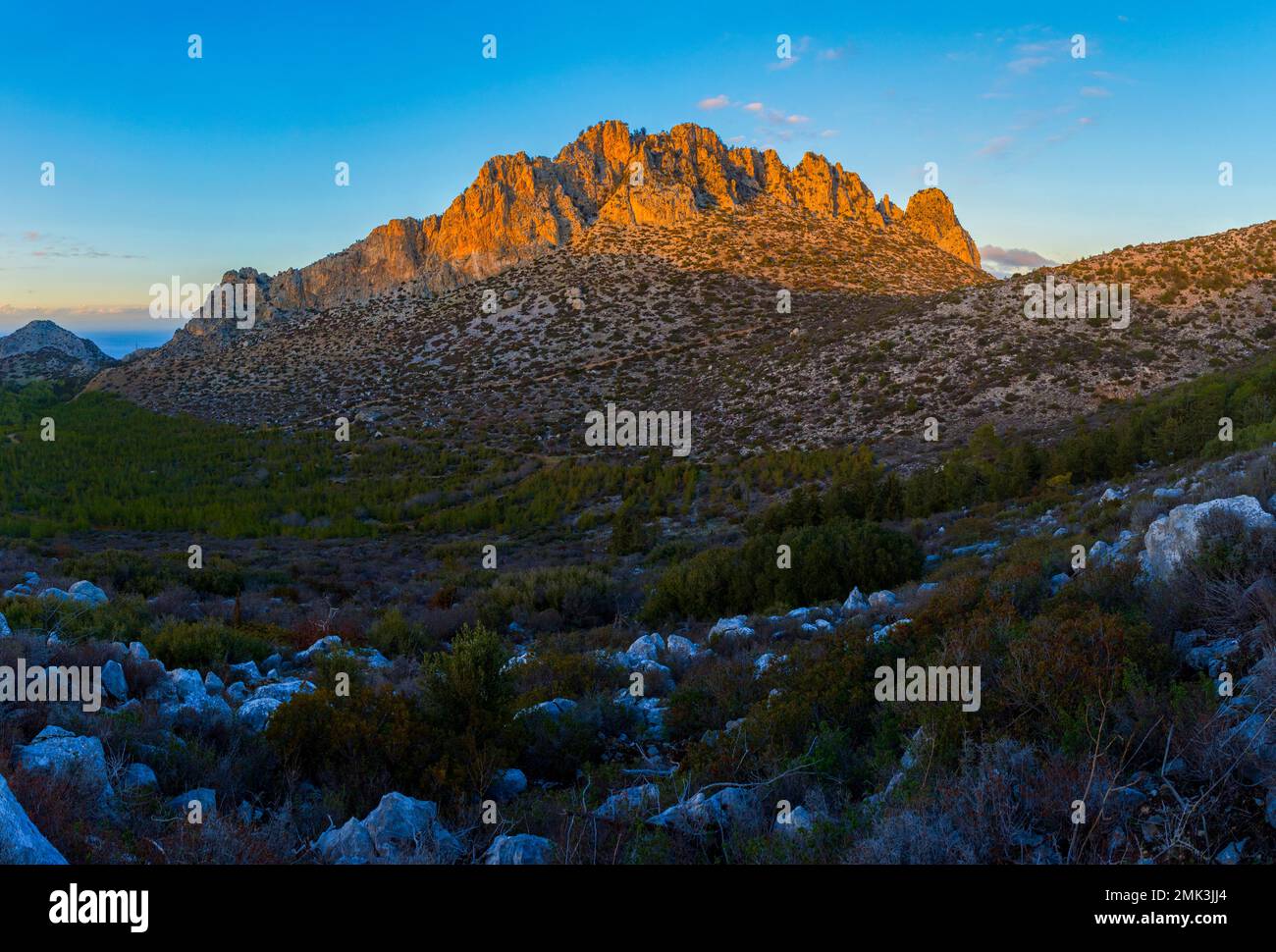 Die Felsformation Pentadaktylos auf Griechisch, Beşparmak (Berg der fünf Finger) auf Türkisch im Norden Zyperns. Stockfoto