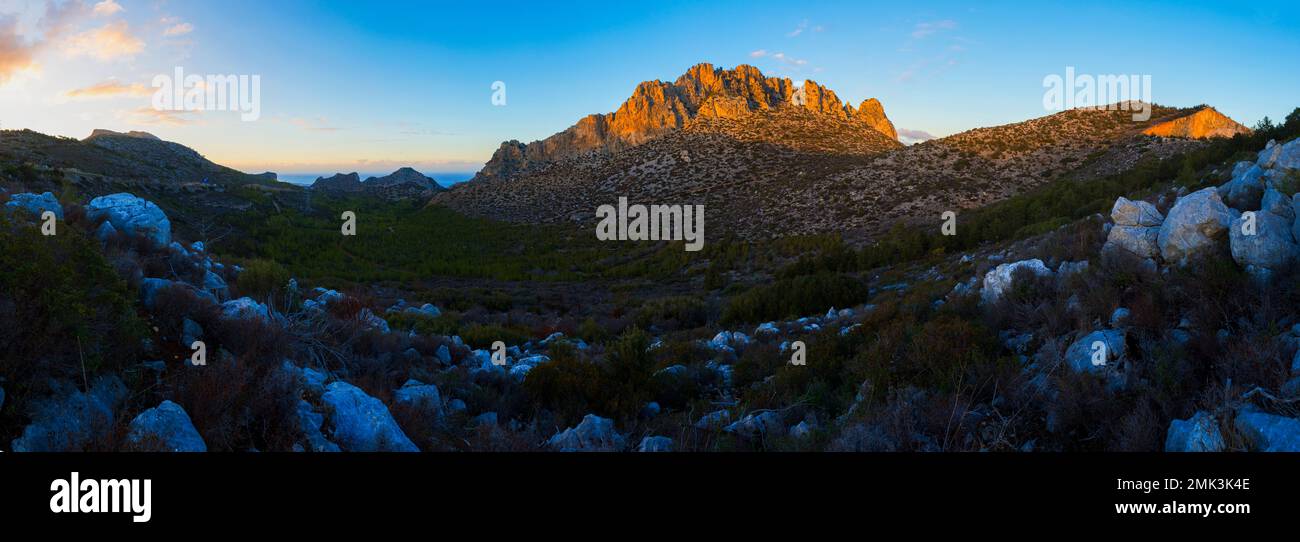 Die Felsformation Pentadaktylos auf Griechisch, Beşparmak (Berg der fünf Finger) auf Türkisch im Norden Zyperns. Stockfoto