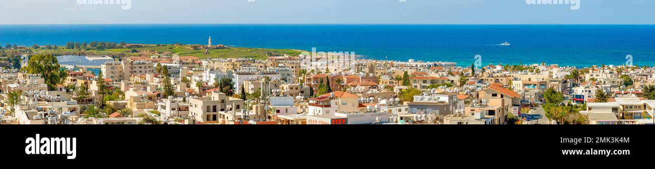 Blick über Pafos und den archäologischen Park mit Leuchtturm Stockfoto