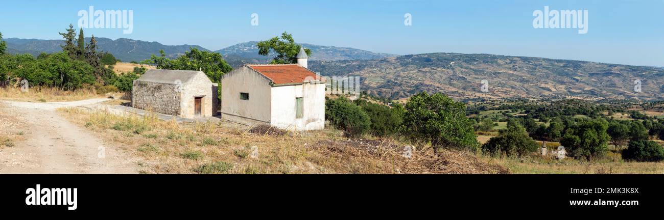 Im Dorf Melandra, das früher hauptsächlich von türkischen Zyprern bewohnt wurde, stehen die Moschee und die Kirche nahe beieinander. Stockfoto