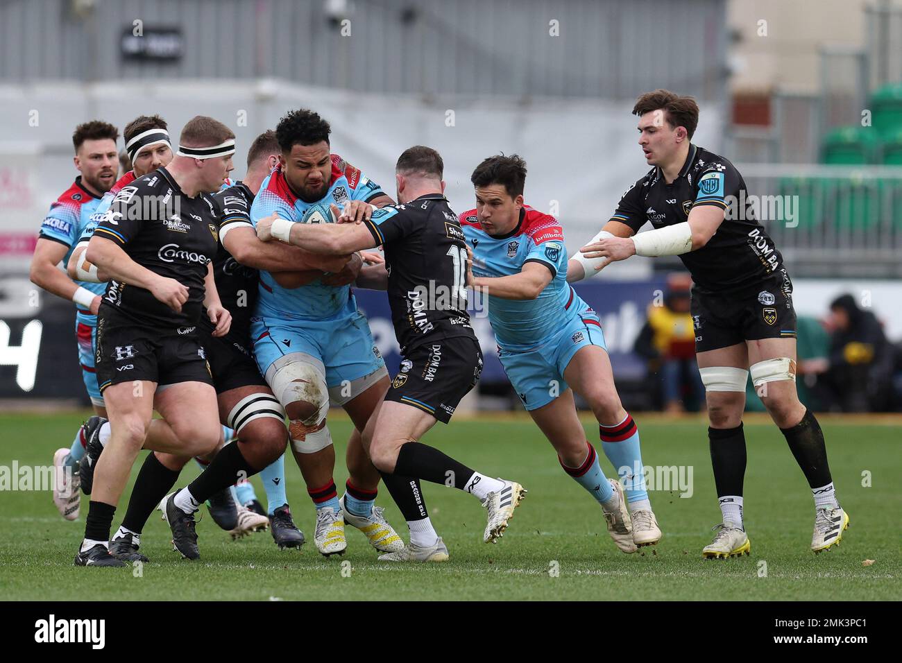 Newport, Großbritannien. 28. Januar 2023. Sione Vailanu von Glasgow Warriors stürzt durch die Drachenverteidigung. United Rugby Championship, Dragons gegen Glasgow Warriors bei der Rodney Parade in Newport am Samstag, den 28. Januar 2023. Bild von Andrew Orchard/Andrew Orchard Sportfotografie/Alamy Live News Kredit: Andrew Orchard Sportfotografie/Alamy Live News Stockfoto