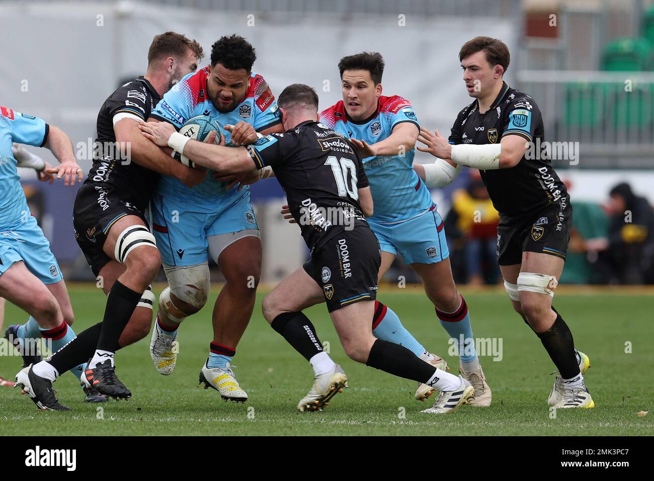 Newport, Großbritannien. 28. Januar 2023. Sione Vailanu von Glasgow Warriors stürzt durch die Drachenverteidigung. United Rugby Championship, Dragons gegen Glasgow Warriors bei der Rodney Parade in Newport am Samstag, den 28. Januar 2023. Bild von Andrew Orchard/Andrew Orchard Sportfotografie/Alamy Live News Kredit: Andrew Orchard Sportfotografie/Alamy Live News Stockfoto