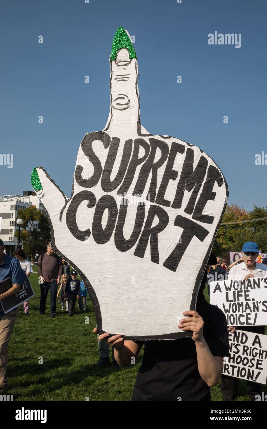 Seattle, USA. 8. Okt. 2022. die Kundgebung zur Verteidigung der Abtreibungsrechte marschiert in Seattle. Stockfoto