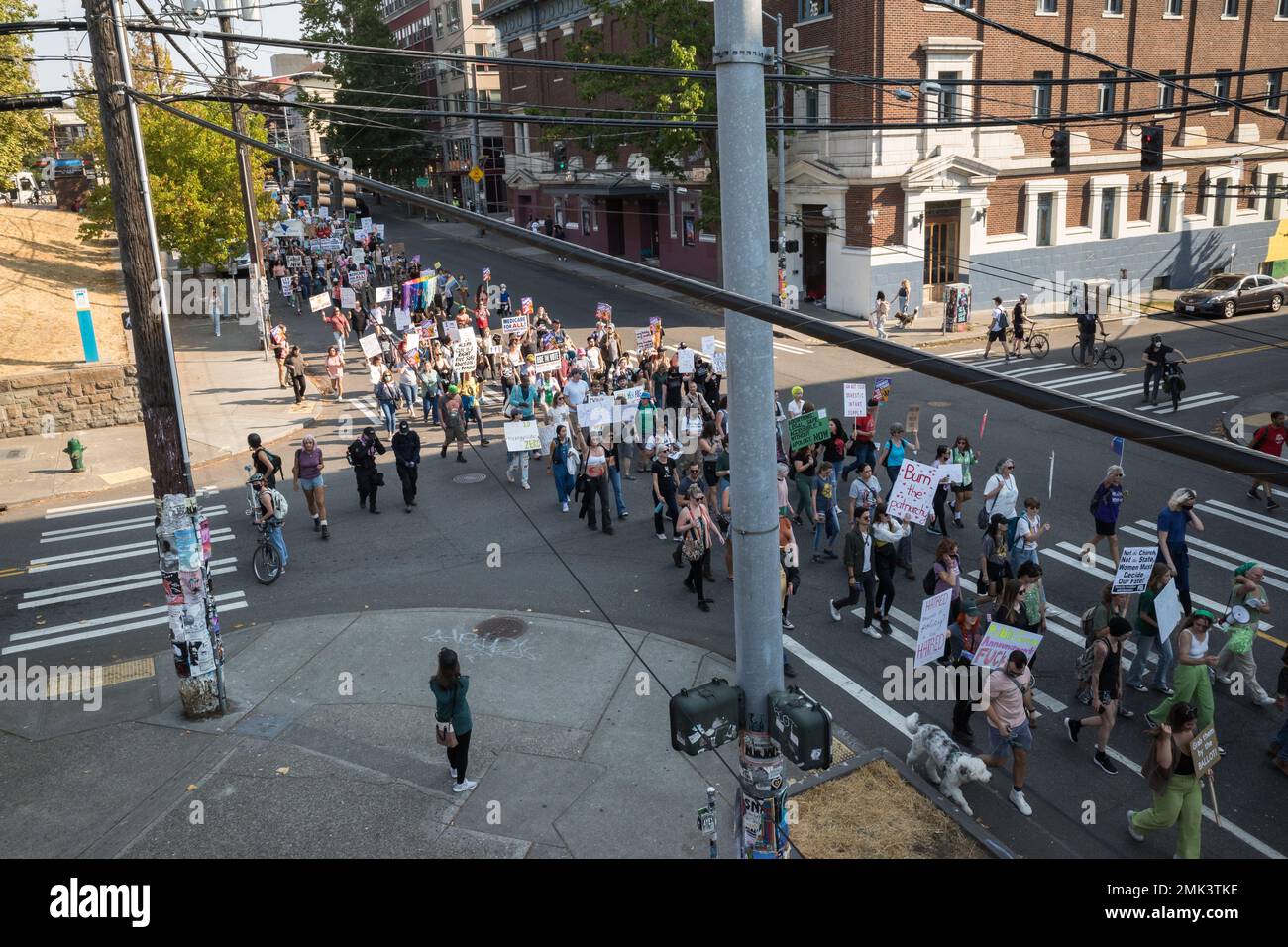 Seattle, USA. 8. Okt. 2022. die Kundgebung zur Verteidigung der Abtreibungsrechte marschiert in Seattle. Stockfoto