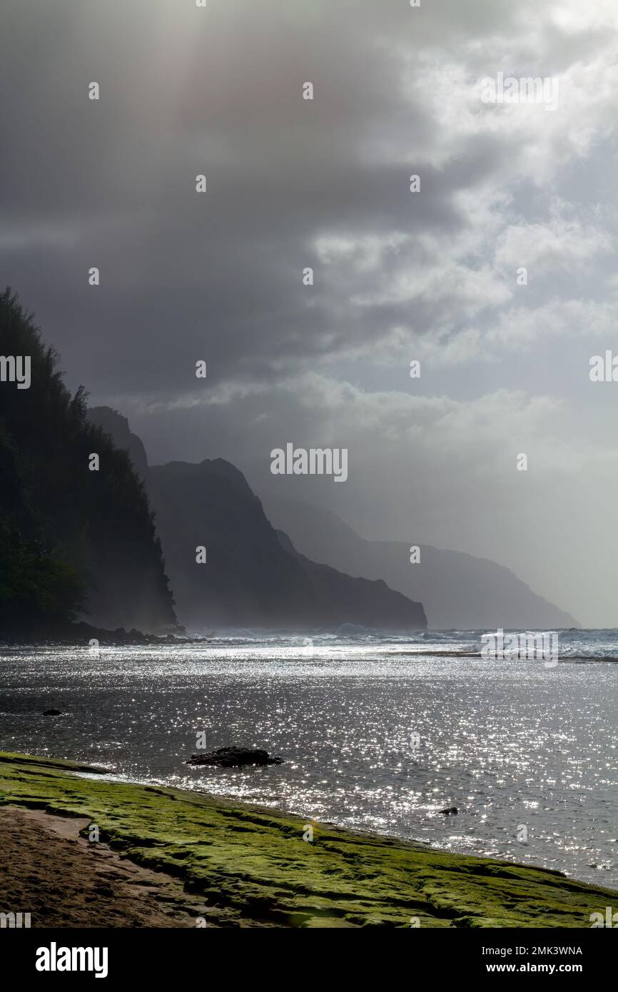 Atemberaubende Ausblicke entlang der Nordküste am Ke'e (Kee) Beach auf Kauai, Hawaii, USA. Stockfoto