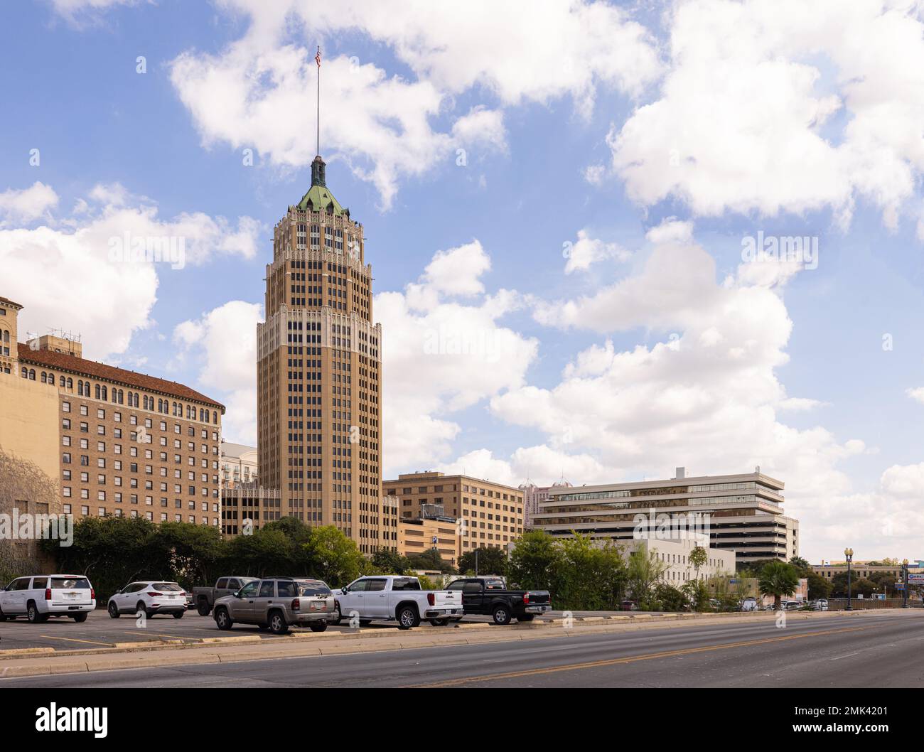 San Antonio, Texas, USA - 14. Oktober 2022: Das Tower Life Building aus Sicht der Nueva Street Stockfoto