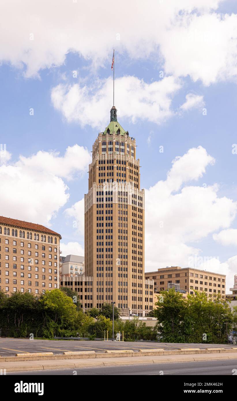 San Antonio, Texas, USA - 14. Oktober 2022: Das Tower Life Building aus Sicht der Nueva Street Stockfoto
