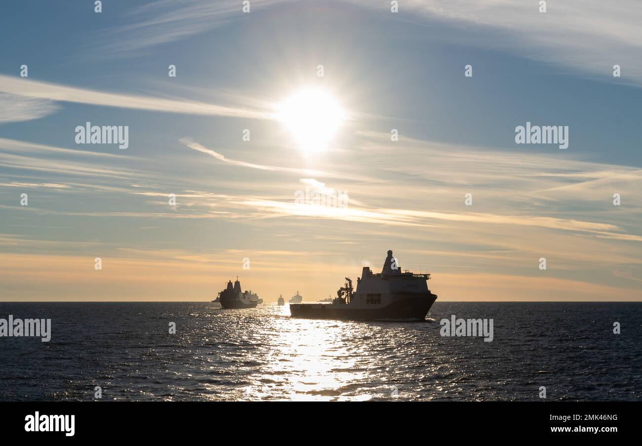 220904-N-EJ843-1121 OSTSEE (SEP. 4, 2022) aus dem Vordergrund das Mehrmission-Unterstützungsschiff HNLMS Karel Doorman der Royal Netherlands Navy (A 833), das amphibische Transportschiff USS Arlington der US Navy der San Antonio-Klasse (LPD 24), die portugiesische Fregatte NRP Corte-Real der Vasco Da Gama-Klasse (F332), der norwegische Nachschuböler HNoMS Maud (A530), Die US Navy Whidbey Island-Klasse Dock-Landungsschiff USS Gunston Hall (LSD 44), die norwegische Fridtjof Nansen-Klasse Fregatte HNoMS Roald Amundsen (F331) und die US Navy Arleigh Burke-Klasse Zerstörer USS Paul Ignatious (DDG 117) segeln in Formation Stockfoto