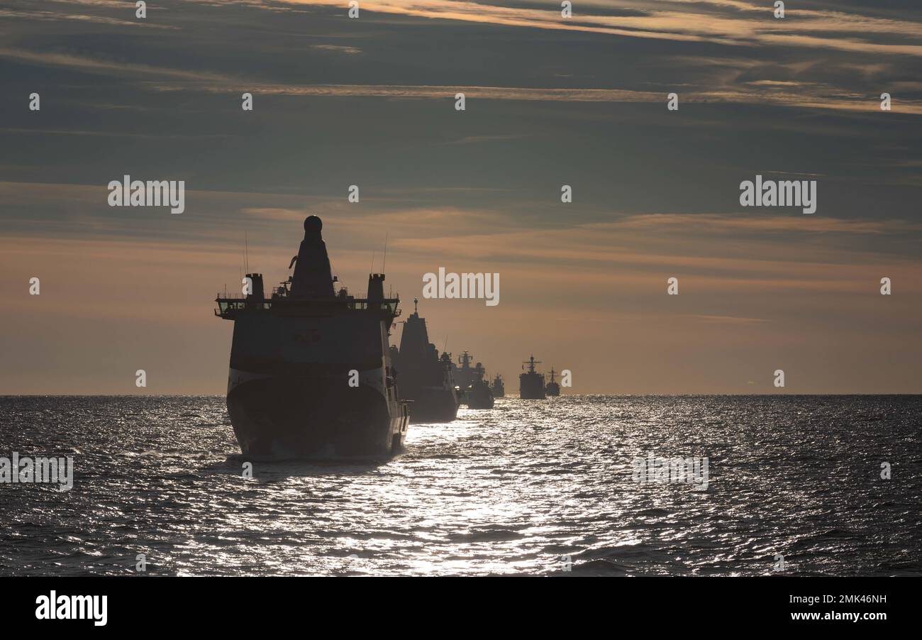 220904-N-EJ843-1017 OSTSEE (SEP. 4, 2022) aus dem Vordergrund das Mehrmission-Unterstützungsschiff HNLMS Karel Doorman der Royal Netherlands Navy (A 833), das amphibische Transportschiff USS Arlington der US Navy der San Antonio-Klasse (LPD 24), die portugiesische Fregatte NRP Corte-Real der Vasco Da Gama-Klasse (F332), der norwegische Nachschuböler HNoMS Maud (A530), Die US Navy Whidbey Island-Klasse Dock-Landungsschiff USS Gunston Hall (LSD 44), die norwegische Fridtjof Nansen-Klasse Fregatte HNoMS Roald Amundsen (F331) und die US Navy Arleigh Burke-Klasse Zerstörer USS Paul Ignatious (DDG 117) segeln in Formation Stockfoto