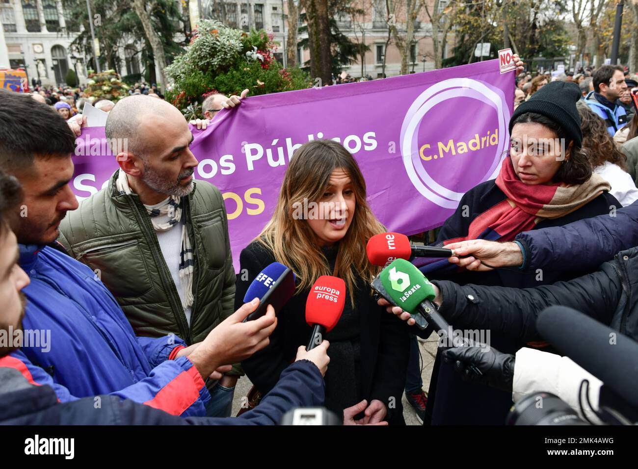 15. Januar 2023, Madrid, Spanien: Alejandra Jacinto, Stellvertreterin und Kandidatin für die Gemeinschaft Madrid. Interviewt von den Medien beim Dämon Stockfoto