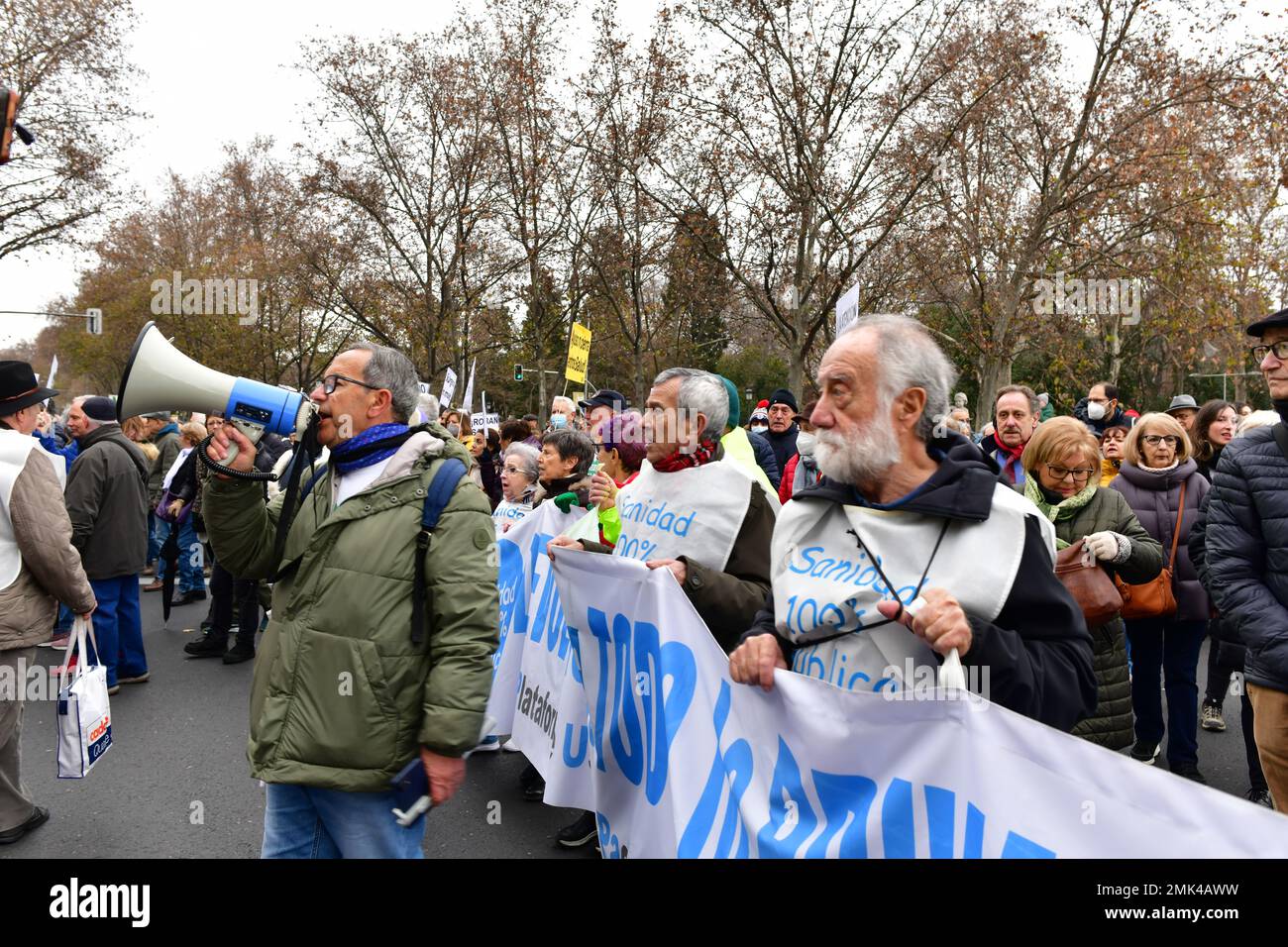 15. Januar 2023, Madrid, Spanien: Männer mit Banner zur Unterstützung der öffentlichen Gesundheit (Kreditbild: © David Úbeda Sanz) Stockfoto