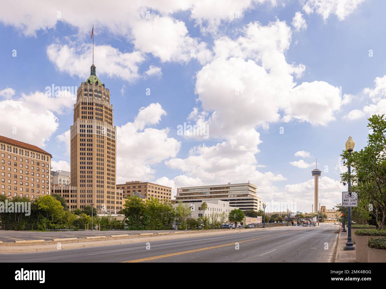 San Antonio, Texas, USA - 14. Oktober 2022: Das Tower Life Building mit dem Tower of the Americas im Hintergrund aus Sicht der Nueva Street Stockfoto