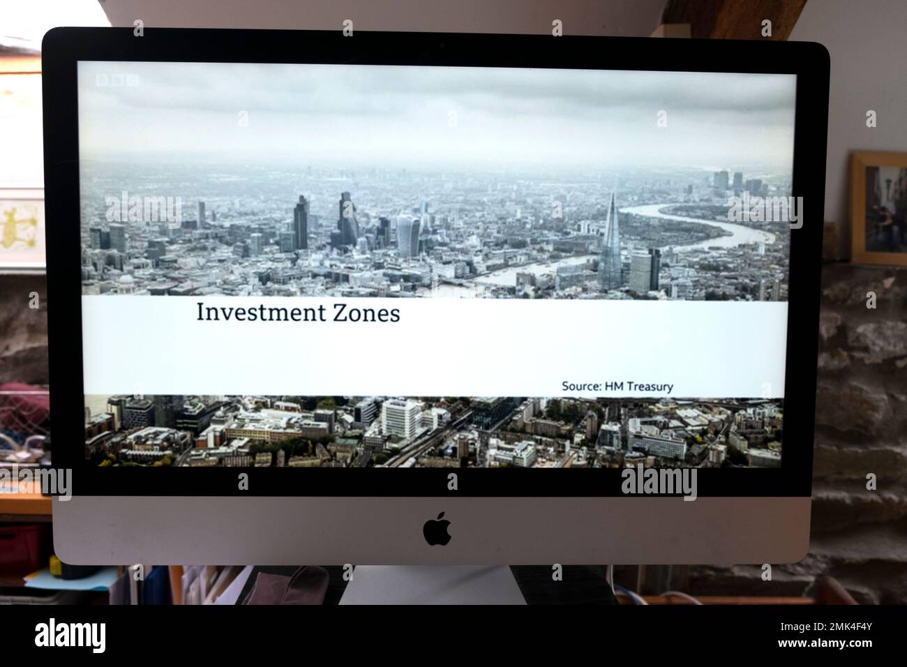 "Investment Zones" Schild der City of London auf dem Computerbildschirm während der BBC-Nachrichtensendung am 27. Januar 2023 London UKGroßbritannien Stockfoto